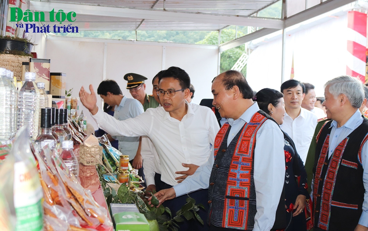 Chủ tịch nước Nguyễn Xuân Phúc cùng Đoàn đại biểu tham quan gian hàng giới thiệu các sản phẩm nông sản huyện Phong Thổ, Lai Châu