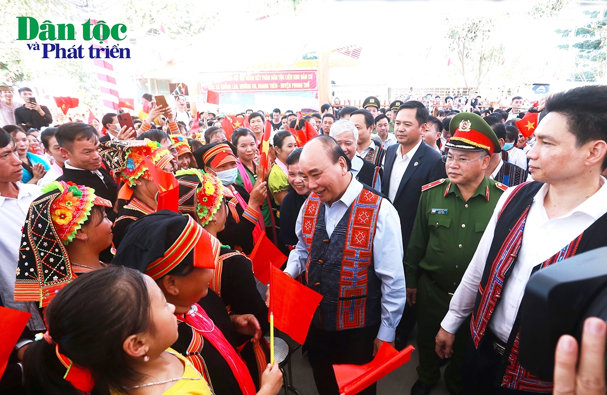 Chủ tịch nước Nguyễn Xuân Phúc thăm hỏi bà con Nhân dân dự Ngày hội Đại đoàn kết toàn dân liên khu dân cư