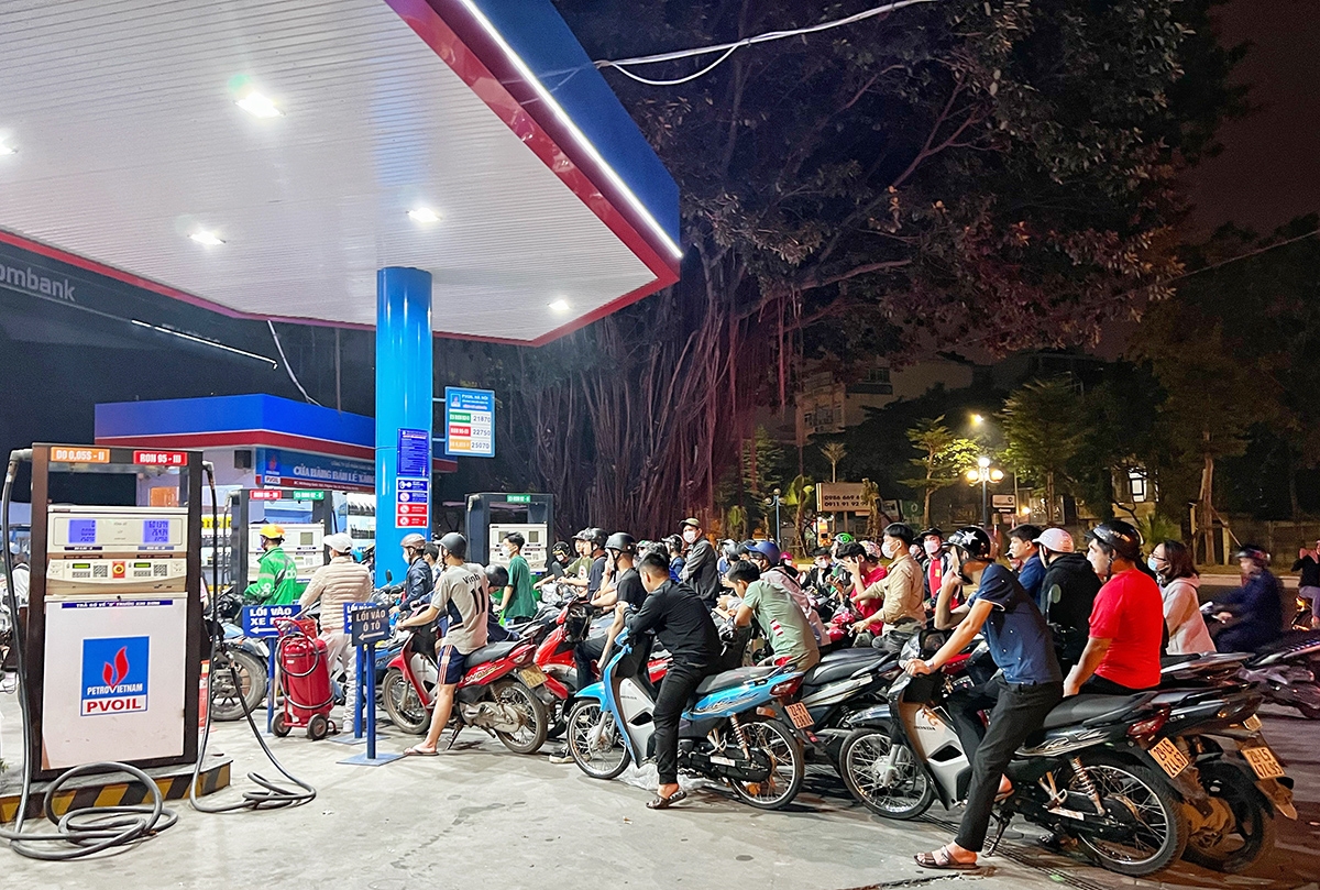 Sau 4 lần tăng giá liên tiếp nhưng tại Hà Nội, TP. Hồ Chí Minh và một số tỉnh thành vẫn ghi nhận tình trạng cây xăng treo biển hết xăng, bán cầm chừng