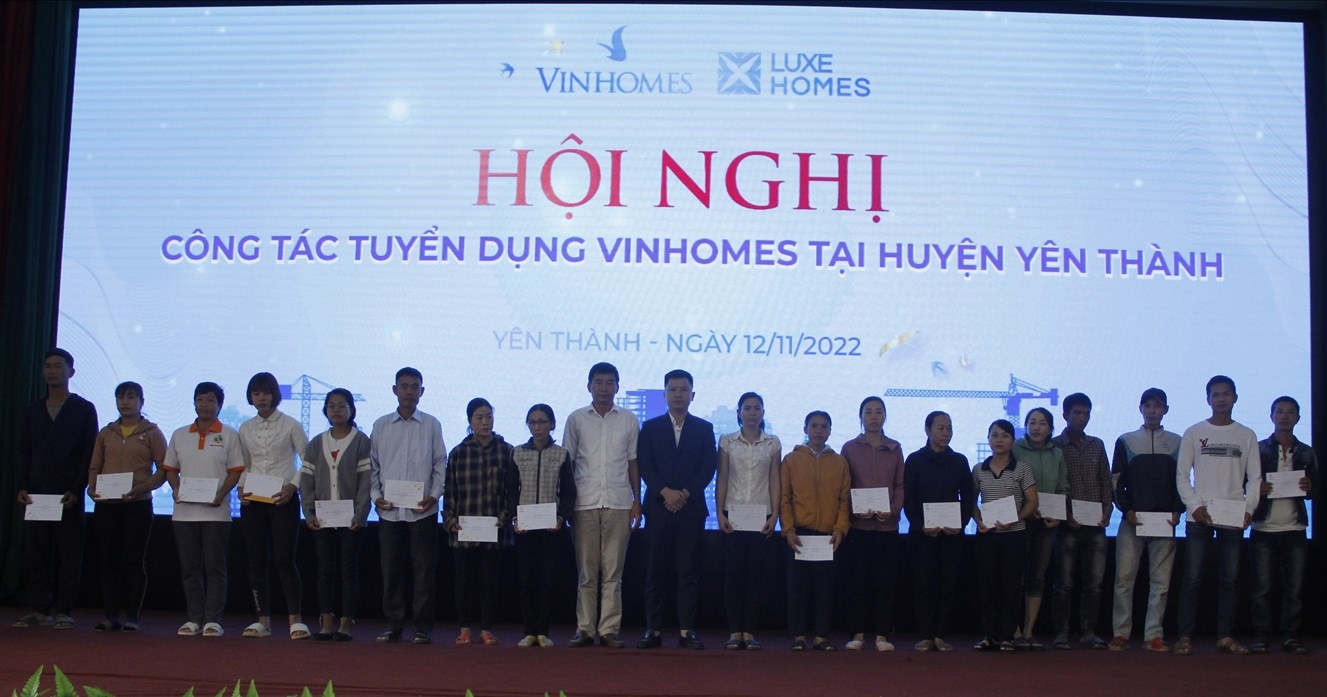 Công ty cổ phần Vinhomes trao 60 suất quà cho các hội nghèo, có hoàn cảnh khó khăn ở huyện Yên Thành