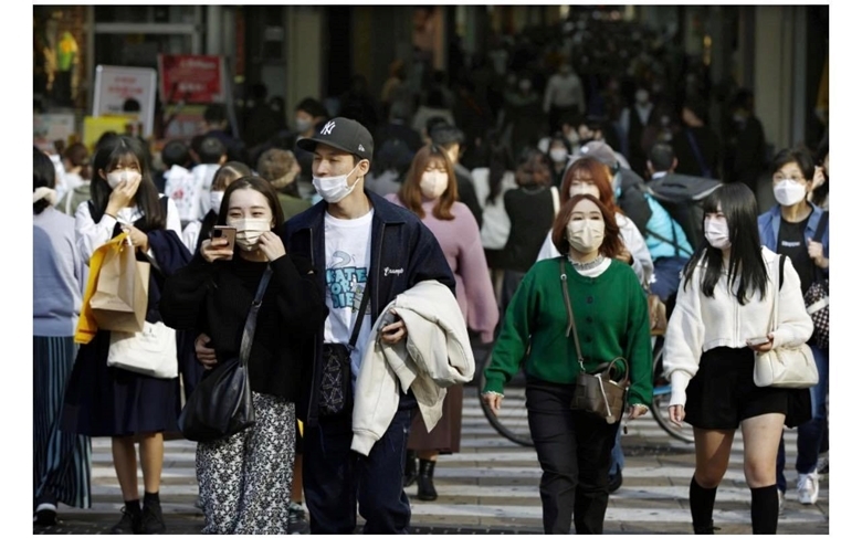 Người dân đeo khẩu trang tại khu vực Minami, Osaka, Nhật Bản, ngày 11/11/2022. (Ảnh: Kyodo)