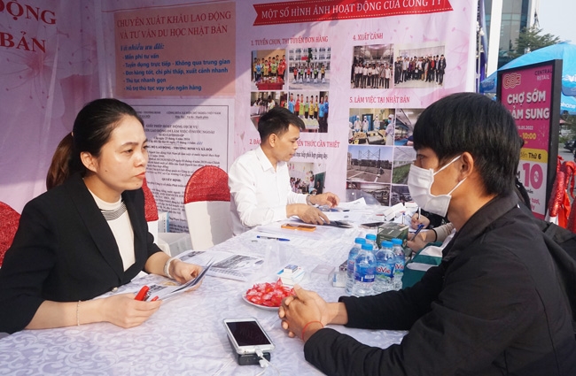 Hơn 1.000 học sinh, sinh viên được tư vấn, giới thiệu việc làm trong Ngày hội Tư vấn hướng nghiệp, giới thiệu việc làm lần đầu tiên được tỉnh Lào Cai tổ chức