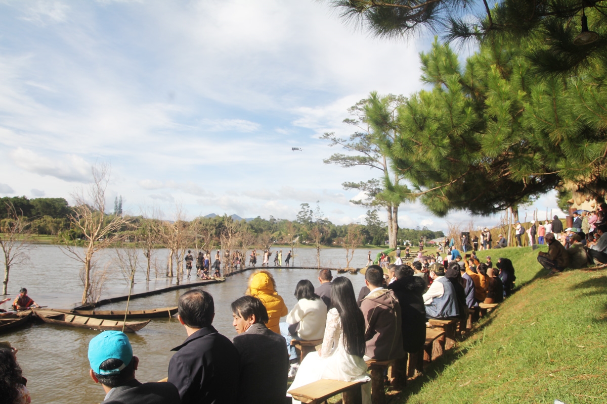 Đông đảo du khách và người dân đến xem các tiết mục trình diễn tơ lụa ở khu vực hồ Xuân Hương 