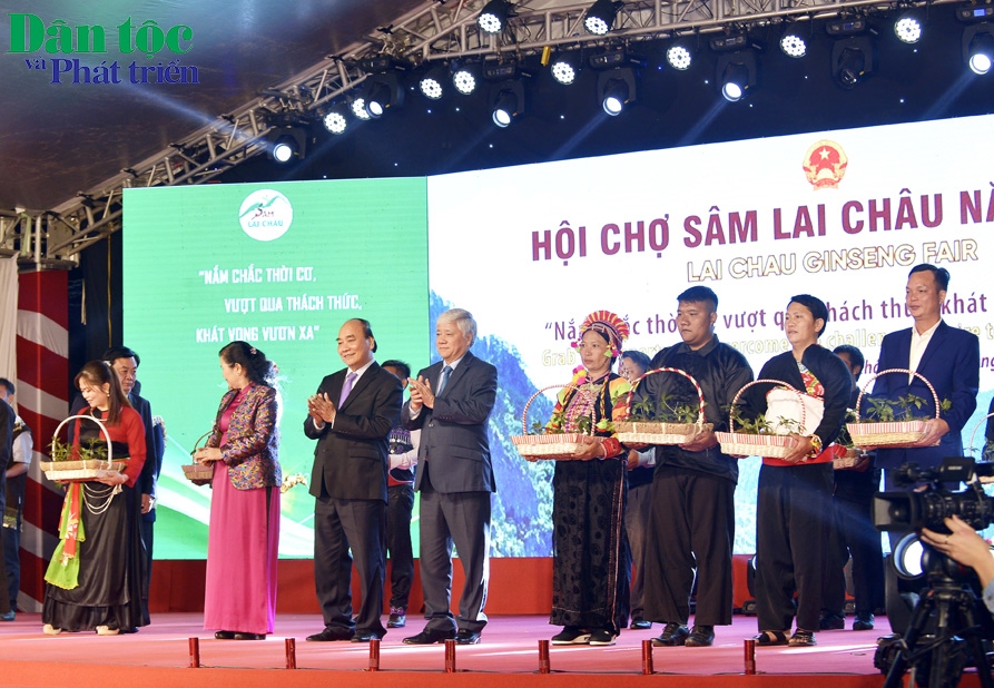 Chủ tịch nước Nguyễn Xuân Phúc tặng cây giống sâm Lai Châu cho các hộ gia đình tích cực trồng sâm của Lai Châu với mong muốn thúc đẩy mở rộng vùng trồng và vận động người dân tích cực tham gia trồng sâm Lai Châu