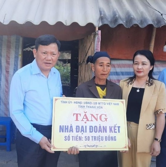  Lãnh đạo tỉnh Thanh Hóa trao 50 triệu đồng hỗ trợ xây dựng nhà đại đoàn kết cho gia đình bà Hà Thị Xếp, khu phố Bon, huyện vùng cao Quan Sơn