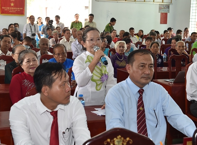 Bà Nguyễn Thị Uyên, 71 tuổi, phát biểu tại Ngày hội, bày tỏ phấn khởi khi đời sống ngày càng cải thiện, trong Ấp có nhiều nhà khang trang - Ảnh: VGP/Đức Tuân