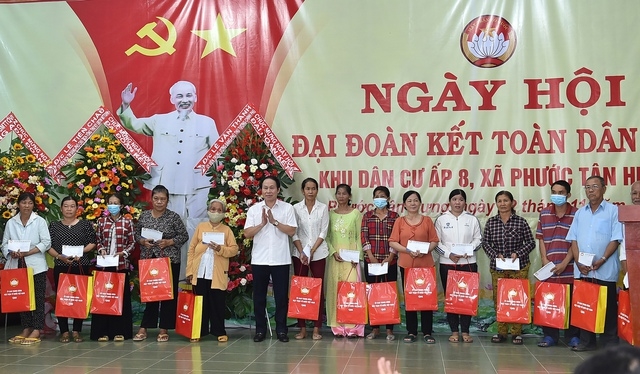 Phó Chủ tịch, Tổng Thư ký Ủy ban Trung ương MTTQ Việt Nam Lê Tiến Châu tặng quà cho các hộ nghèo - Ảnh: VGP/Đức Tuân