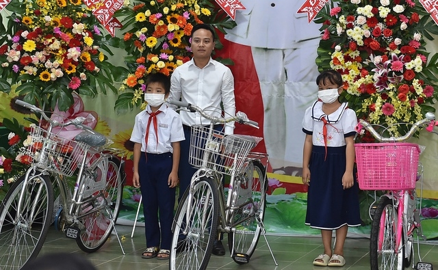 Nhà hảo tâm tặng xe đạp cho các em học sinh có hoàn cảnh khó khăn - Ảnh: VGP/Đức Tuân