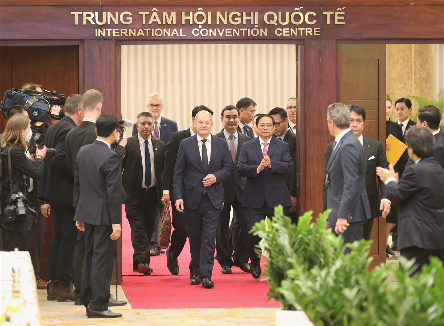 Thủ tướng Phạm Minh Chính và Thủ tướng Cộng hòa Liên bang Đức Olaf Scholz đến dự hội nghị bàn tròn với các doanh nghiệp Việt Nam và Đức - Ảnh: VGP/Nhật Bắc