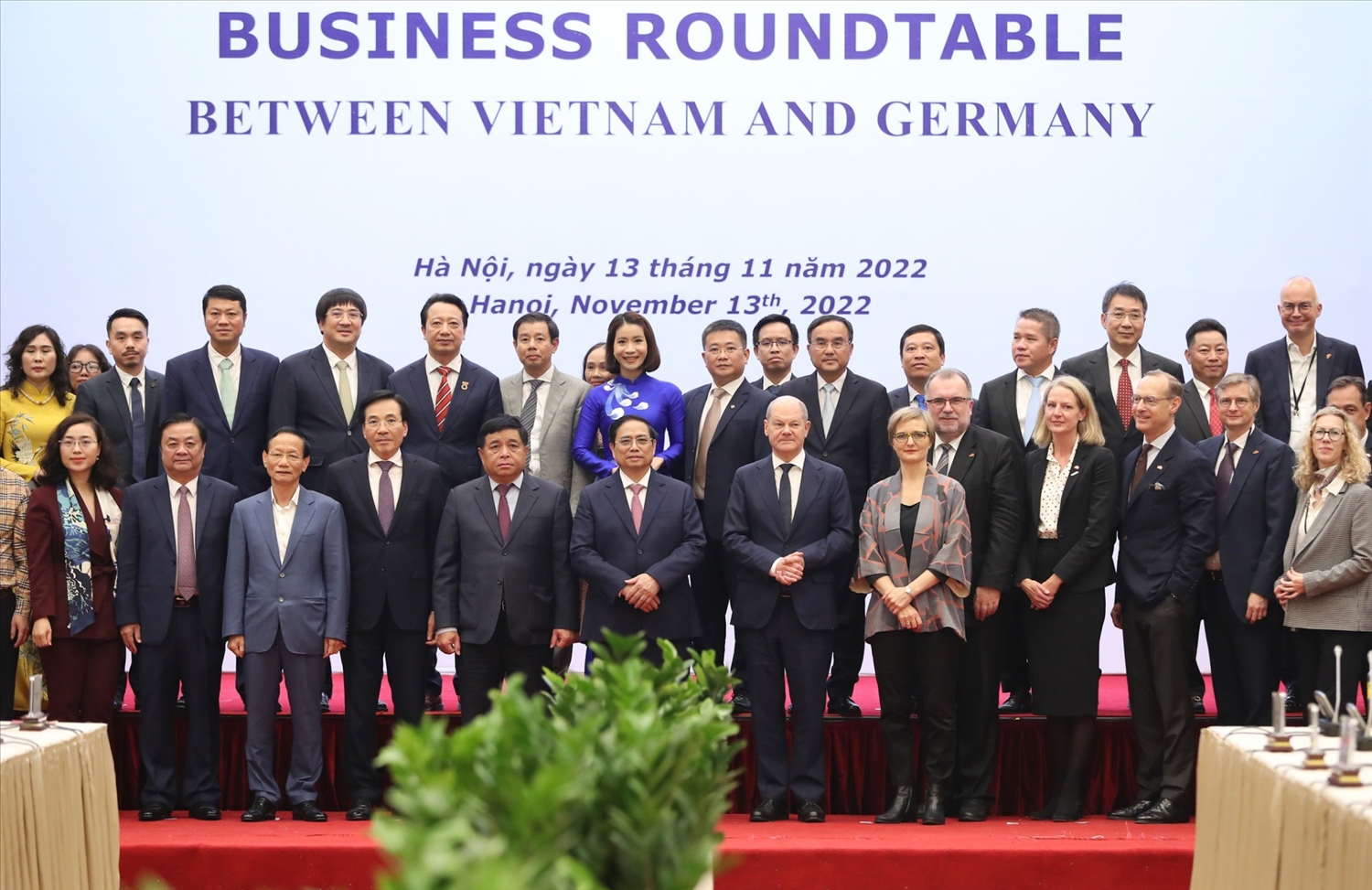 Thủ tướng Phạm Minh Chính và Thủ tướng Olaf Scholztham chụp ảnh cùng các đại biểu tham dự hội nghị bàn tròn - Ảnh: VGP/Nhật Bắc