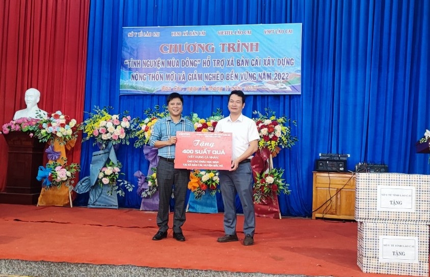 Đoàn tình nguyện tỉnh Lào Cai trao tặng 400 suất quà là vật dụng sinh hoạt hàng ngày cho các em học sinh khó hoàn cảnh khó khăn