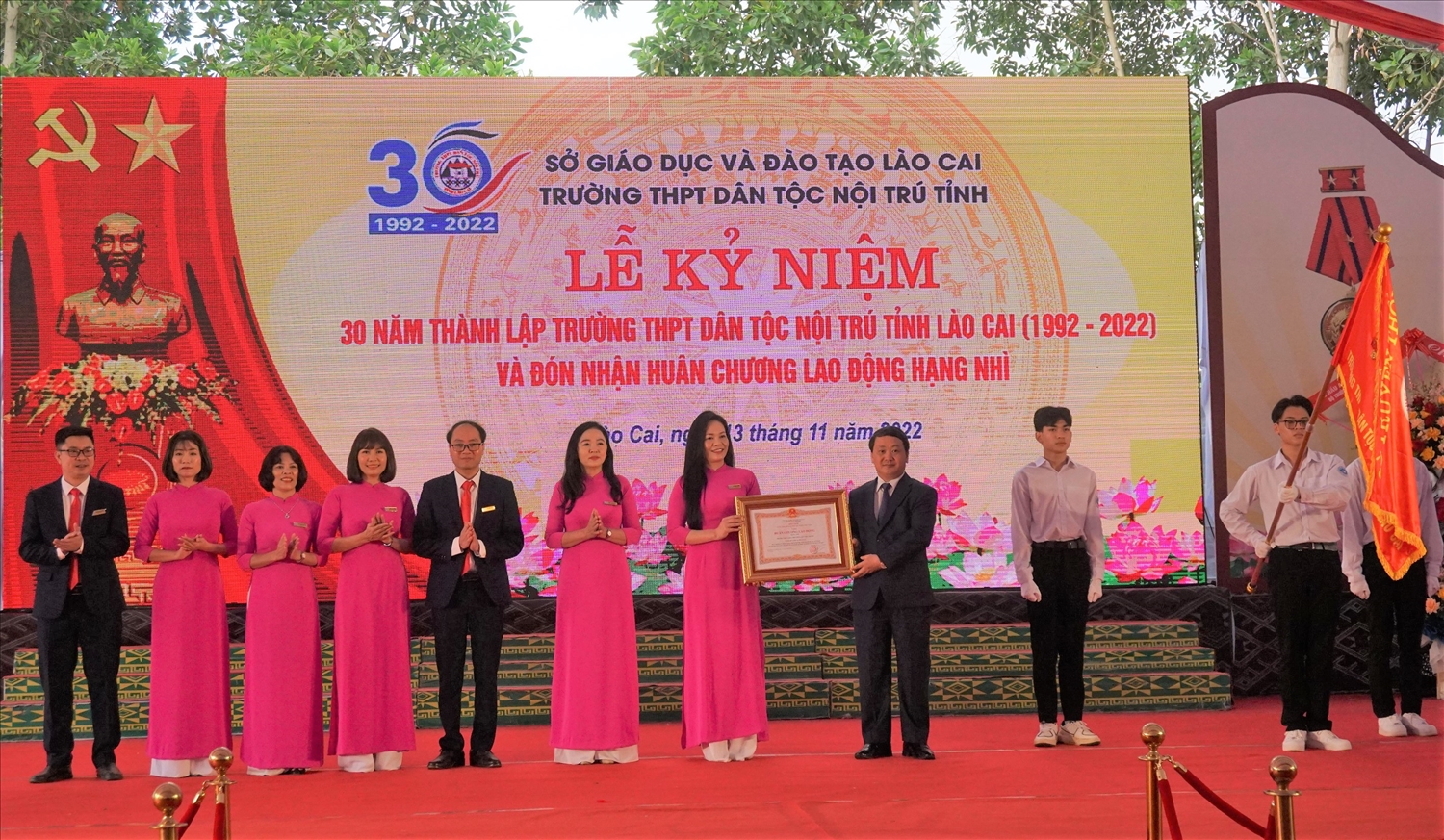 Thừa ủy quyền của Chủ tịch nước, Bộ trưởng, Chủ nhiệm UBDT Hầu A Lềnh trao Huân chương lao động hạng Nhì cho Trường TH PTDTNT Lào Cai