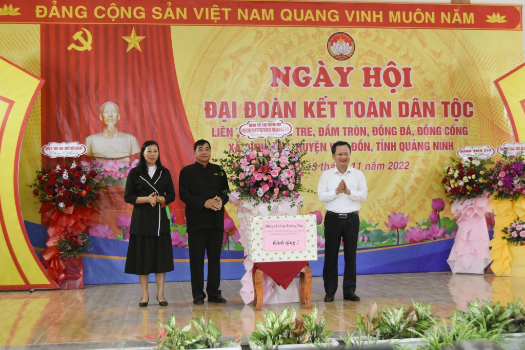 Phó Chủ tịch thường trực UBND tỉnh Cao Tường Huy tặng quà cho cán bộ, đảng viên, nhân dân xã Bình Dân 