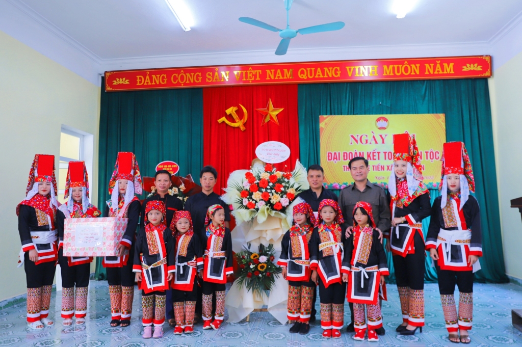 Phó Chủ tịch UBND tỉnh Quảng Ninh Bùi Văn Khắng tặng hoa và quà chúc mừng Ngày hội Đại đoàn kết toàn dân tộc tại thôn Khe Tiền