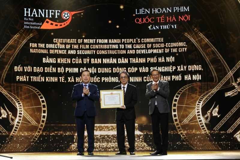 Đạo diễn, NSND Đặng Nhật Minh nhận Bằng khen của UBND TP Hà Nội. (Ảnh: Trần Huấn)