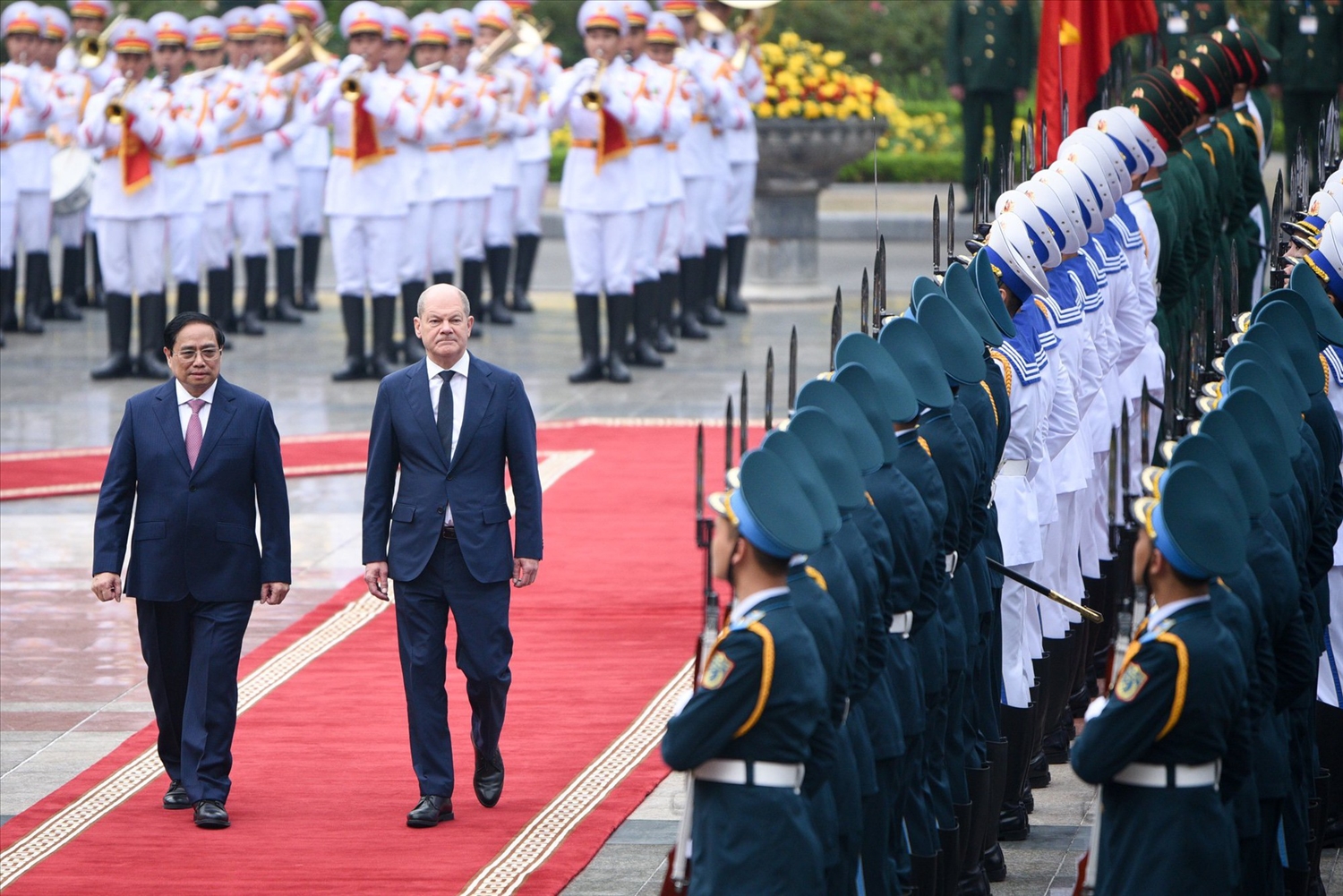 Thủ tướng Phạm Minh Chính và Thủ tướng Olaf Scholz duyệt Đội Danh dự QĐND Việt Nam - Ảnh: VGP/Nhật Bắc