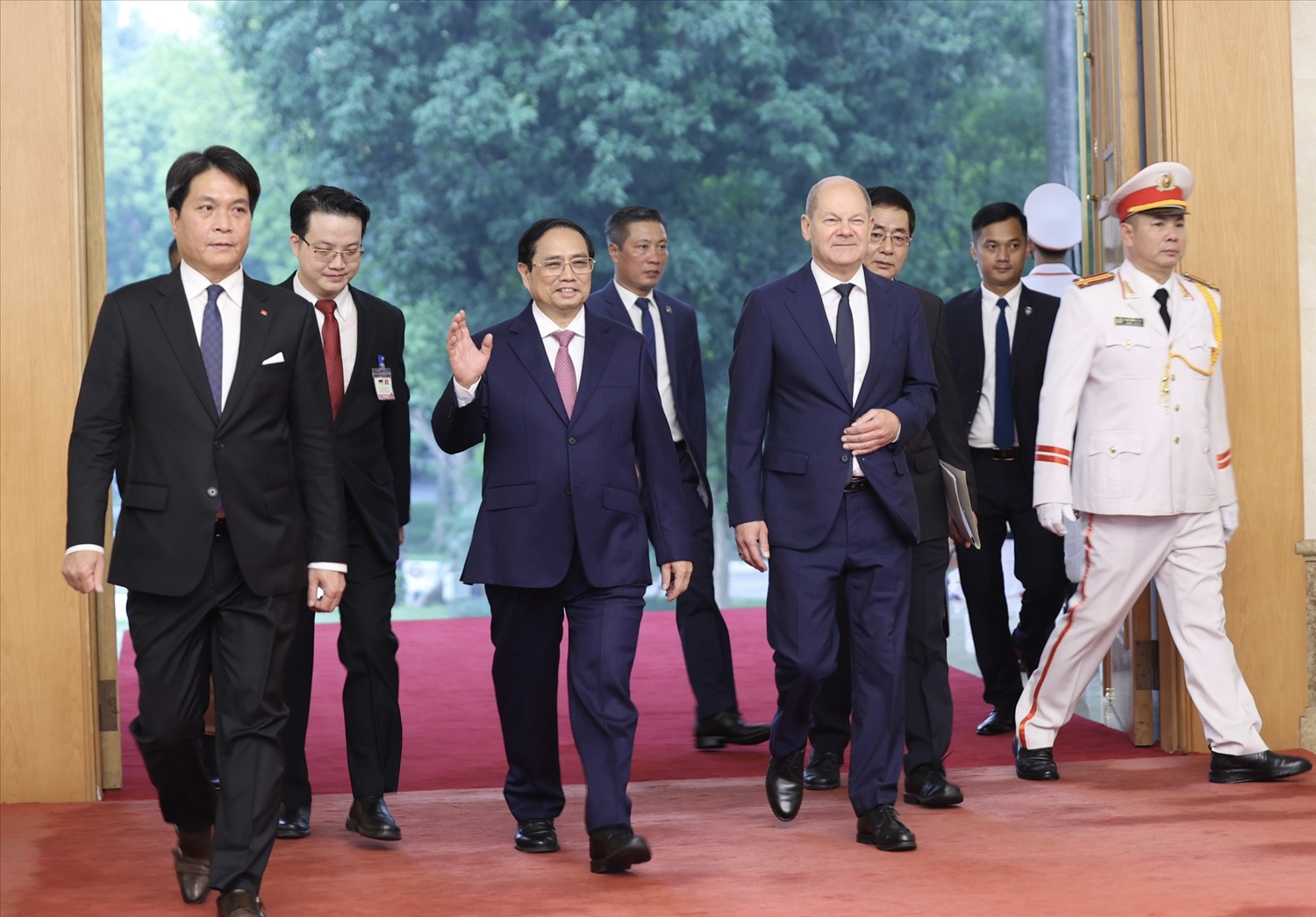 Thủ tướng Chính phủ Phạm Minh Chính và Thủ tướng Olaf Scholz tiến vào phòng hội đàm - Ảnh: VGP/Nhật Bắc