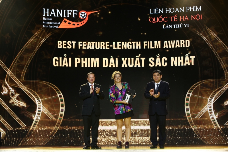 Đồng chí Nguyễn Đắc Vinh và Thứ trưởng Tạ Quang Đông trao Giải Phim dài xuất sắc nhất cho đại diện đoàn phim Paloma. (Ảnh: Trần Huấn)