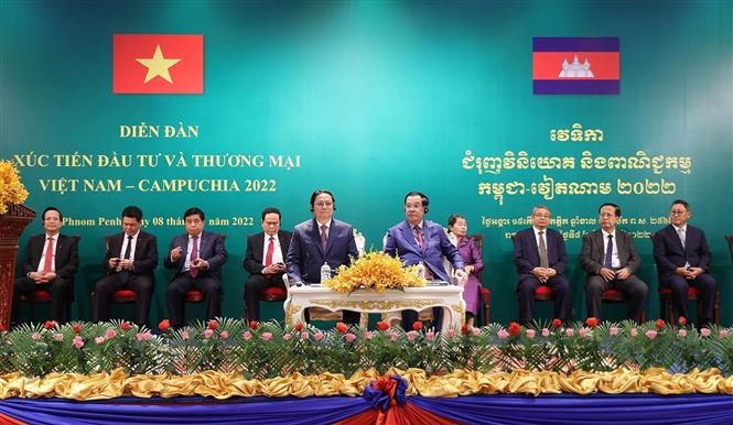 Thủ tướng Phạm Minh Chính và Thủ tướng Campuchia Samdech Techo Hun Sen tham dự Diễn đàn Xúc tiến Đầu tư và thương mại Việt Nam - Campuchia. Ảnh: Dương Giang/TTXVN
