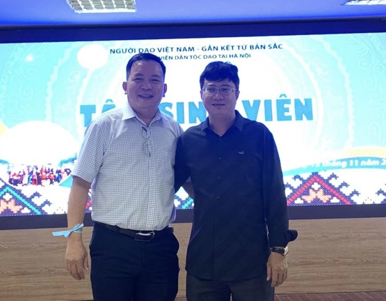 Ông Bàn Tuấn Năng - Trưởng ban đại diện nhóm "Người Dao Việt Nam – Gắn kết từ bản sắc" (Đeo kính) cùng Bác sỹ Trương Cao Luận chụp ảnh lưu niệm 