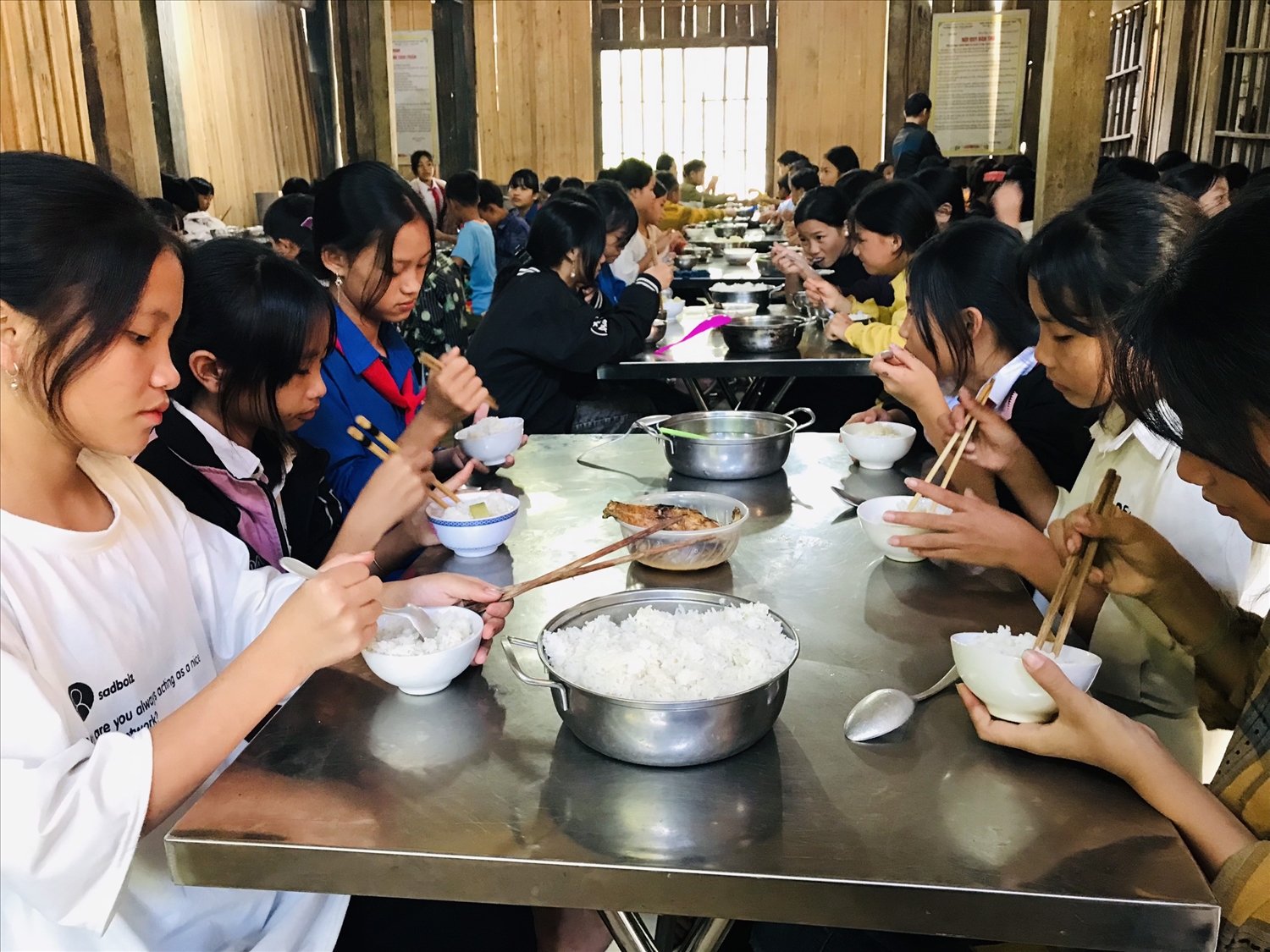 Bữa ăn của học sinh nội trú Trường PTDTBT THCS Tam Hợp