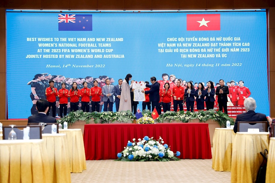 Thủ tướng Phạm Minh Chính trao áo đấu của đội tuyển bóng đá nữ Việt Nam tặng Thủ tướng New Zealand. Ảnh: Thái Linh