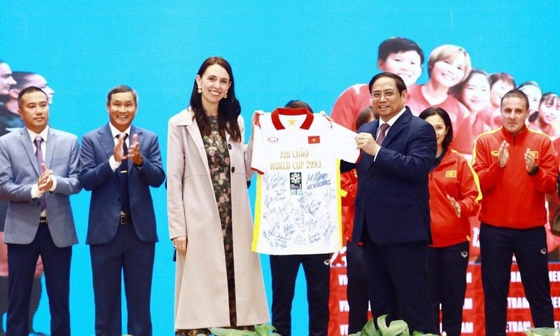Thủ tướng Phạm Minh Chính trao áo đấu của đội tuyển bóng đá nữ Việt Nam tặng Thủ tướng New Zealand. (Ảnh: VFF)