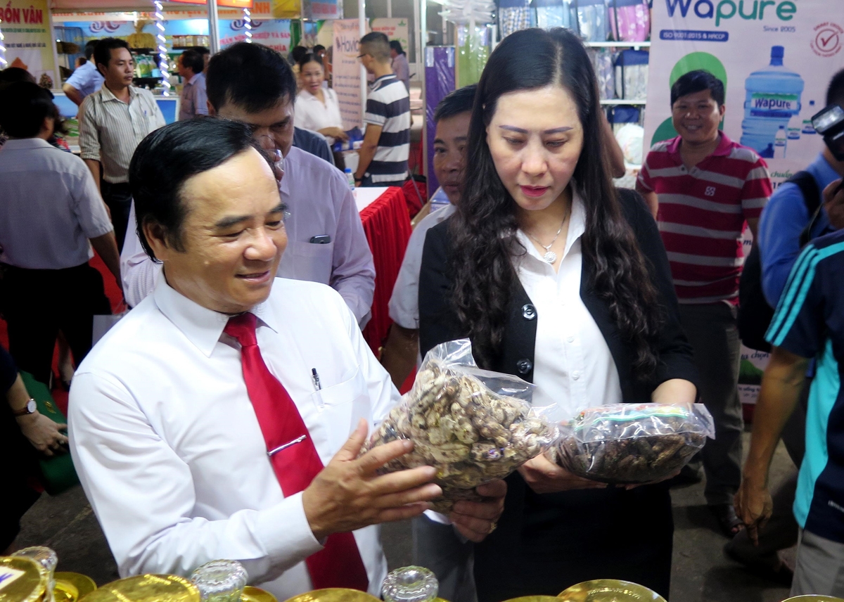 Bí thư Tỉnh ủy Quảng Ngãi Bùi Thị Quỳnh Vân tham quan các sản phẩm nông nghiệp của các HTX tại Hội chợ triển lãm sản phẩm núi Ấn - sông Trà (Ảnh: TTXVN)