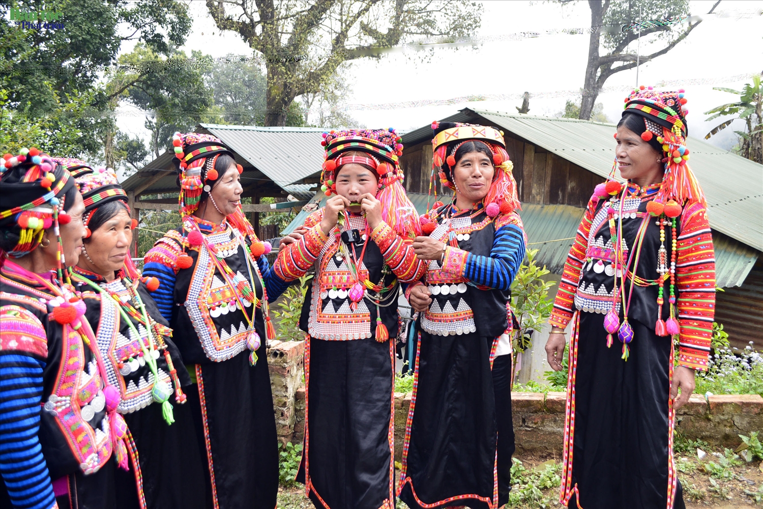 Khèn lá là nhạc cụ các thiếu nữ Hà Nhì thổi trong ngày lễ Tết