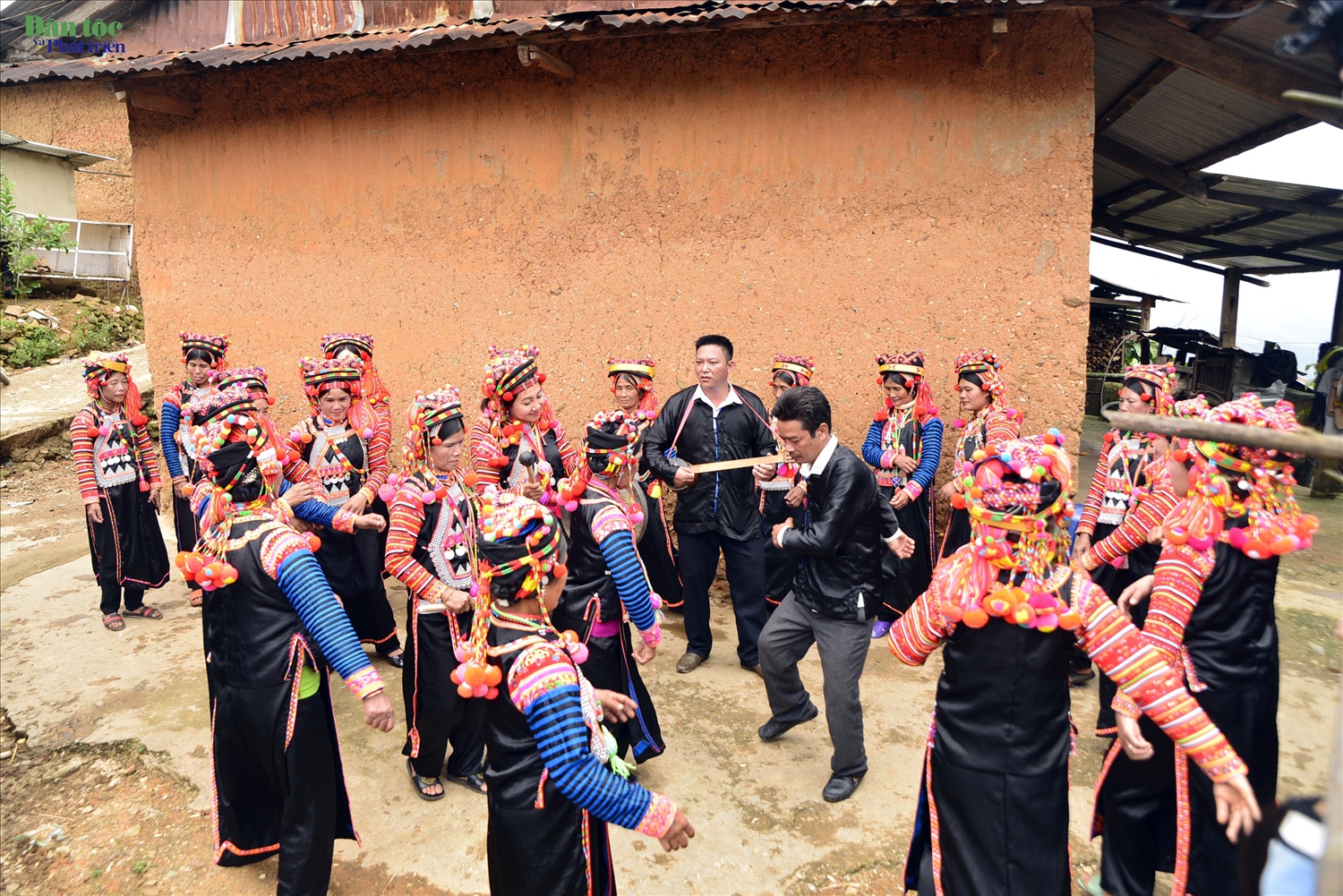 Tại nhà văn hoá, hay các bãi đất rộng, mọi người tưng bừng biểu diễn những vũ điệu dân ca, dân vũ truyền thống