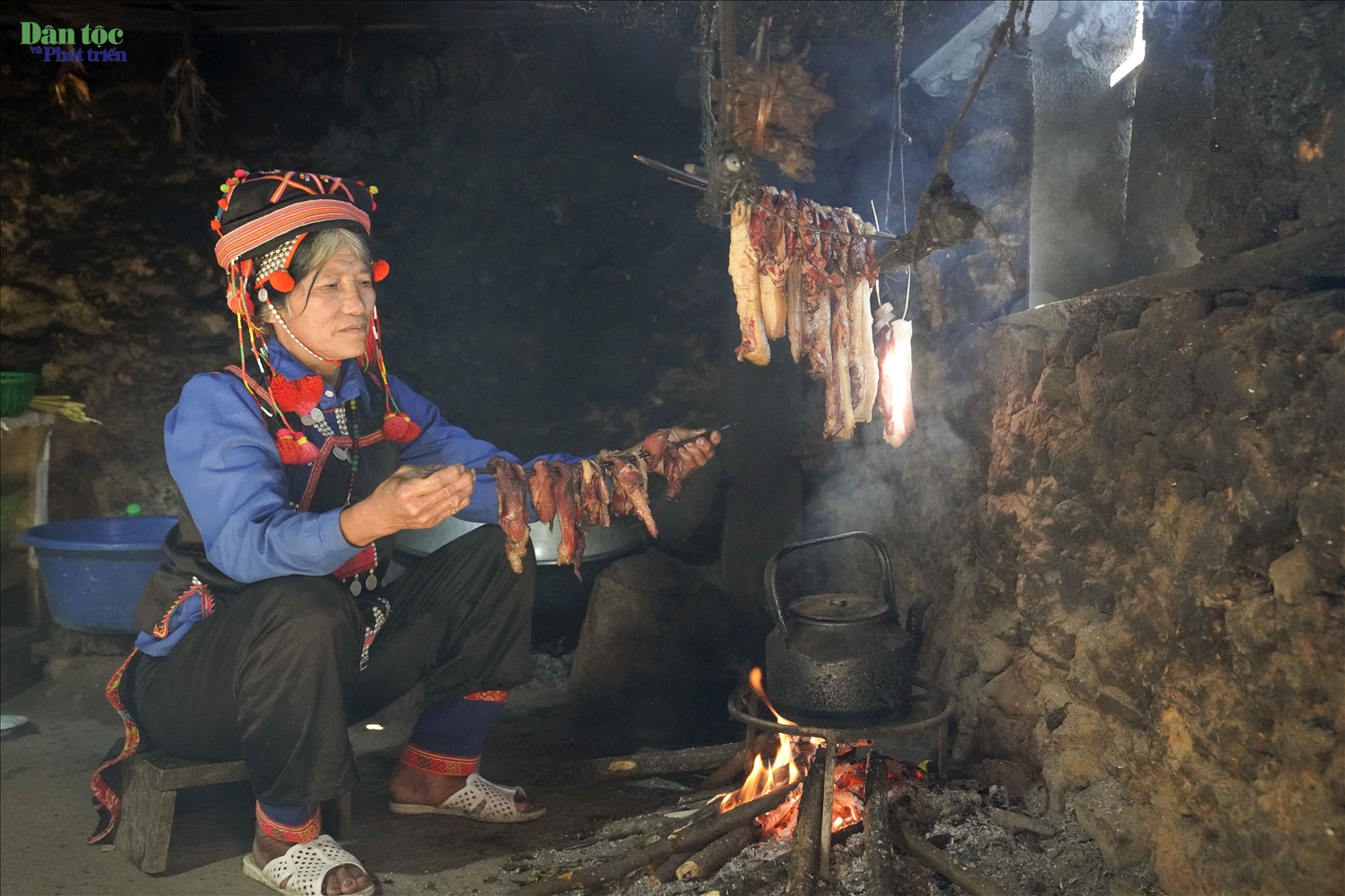 Thịt lợn sấy gác bếp không thể thiếu trong ngày tết cổ truyền của người Hà Nhì