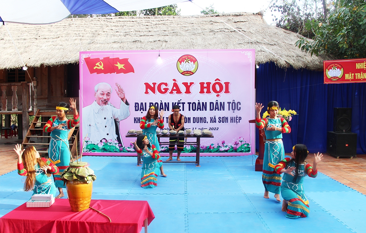 Một tiết mục biểu diễn văn nghệ tại Ngày hội Đại đoàn kết toàn dân tộc tại thôn Hòn Dung