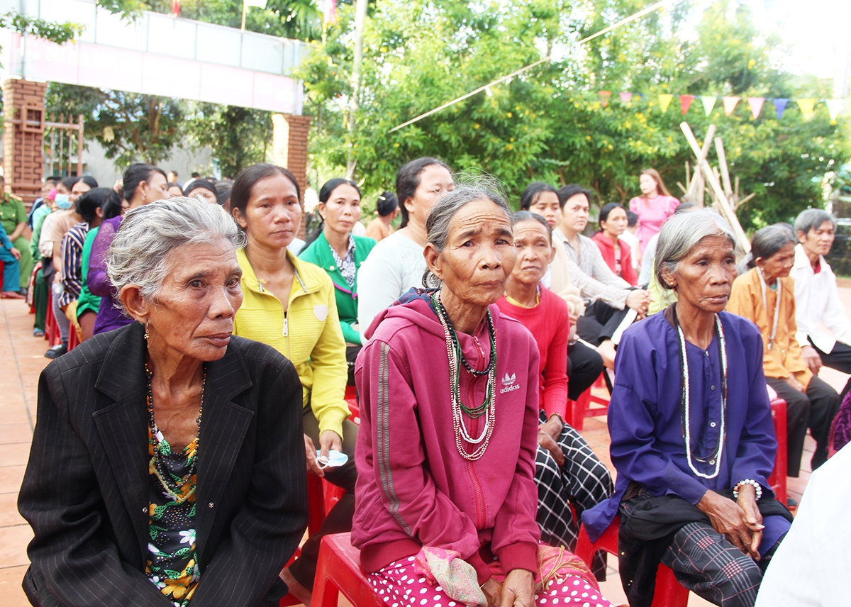 Đồng bào DTTS thôn Hòn Dung đến tham dự Ngày hội Đại đoàn kết toàn dân tộc tại khu dân cư