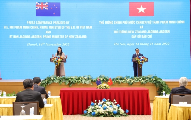 Hai Thủ tướng Việt Nam và New Zealand gặp gỡ báo chí sau hội đàm - Ảnh: VGP/Nhật Bắc
