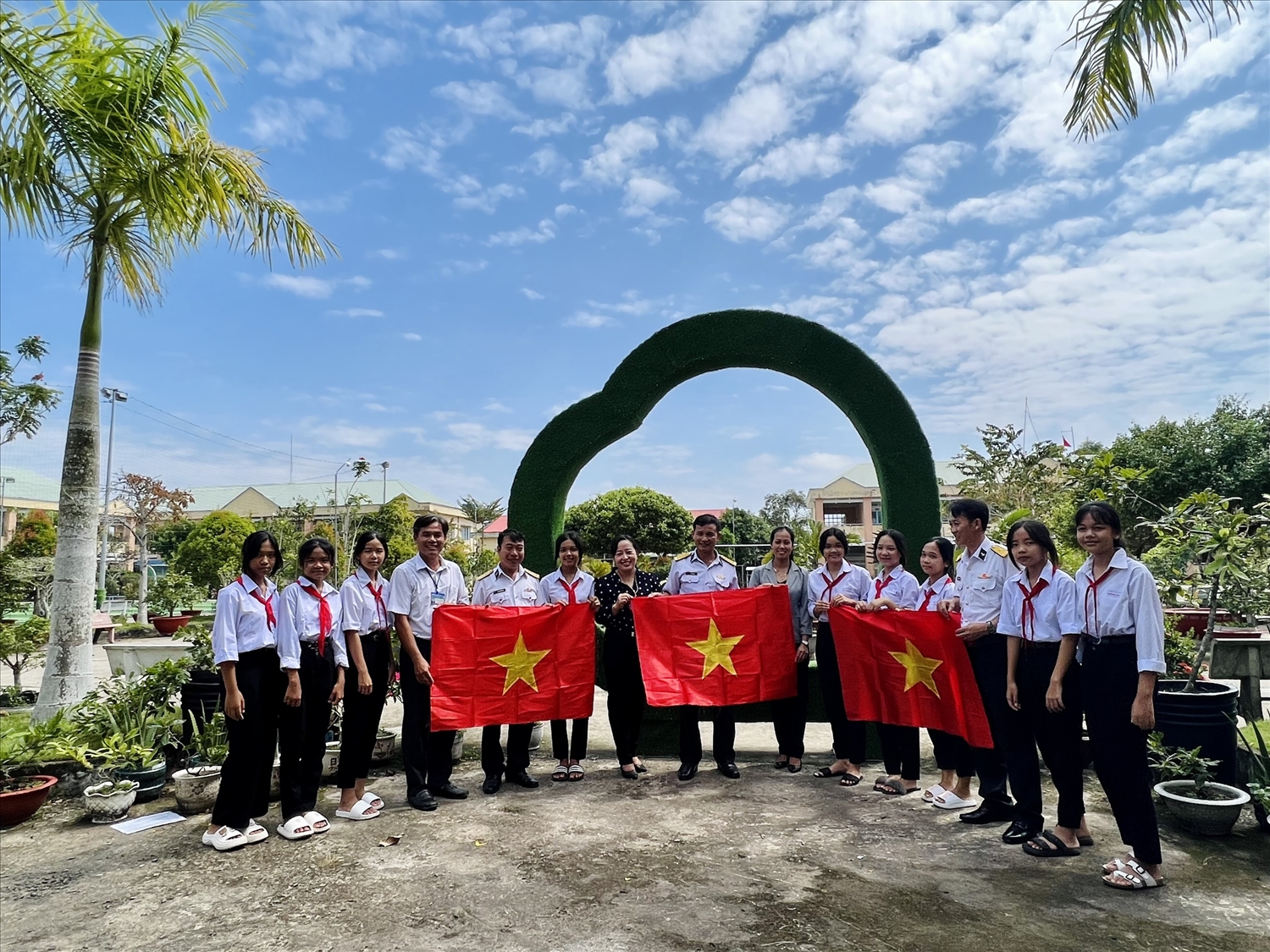 Ban Tổ chức tặng cờ Tổ quốc cho thầy cô giáo và các em học sinh Trường Phổ thông Dân tộc nội trú Trung học cơ sở Gò Quao