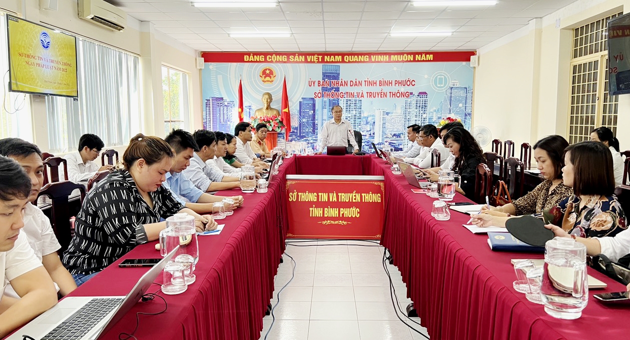 Ông Nguyễn Minh Quang, Giám đốc Sở Thông tin và Truyền thông tỉnh Bình Phước quán triệt một số nội dung nâng cao chất lượng việc tổ chức Ngày pháp luật năm 2023