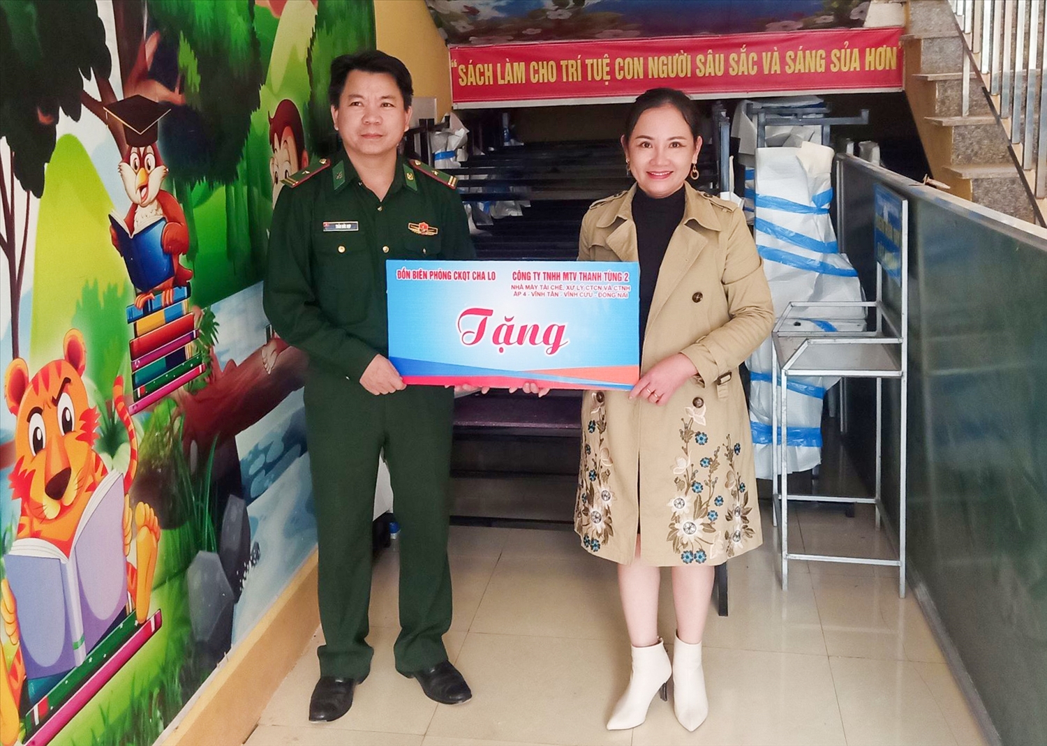 Đại diện Đồn Biên Phòng Cửa khẩu quốc tế Cha Lo và đại diện Công Ty TNHH MTV tặng bàn ghế cho Trường tiểu học Bãi Dinh (xã Dân Hóa)