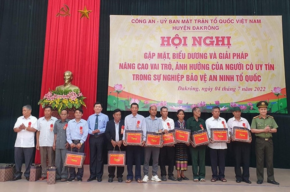 Người có uy tín tiêu biểu trong phong trào bảo vệ an ninh Tổ quốc ở huyện Đa Krông (Quảng Trị) được các cấp tặng quà