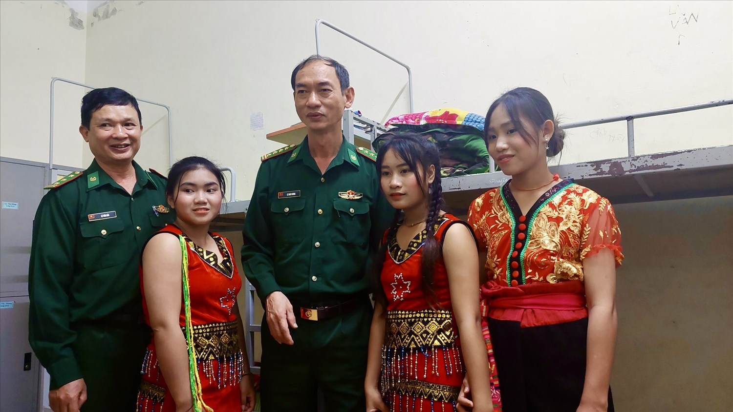 Đại tá Lê Như Cương, Bí thư Đảng uỷ, Chính uỷ BĐBP Nghệ An thăm, động viên các học sinh dân tộc Đan Lai sinh hoạt tại ký túc xá 