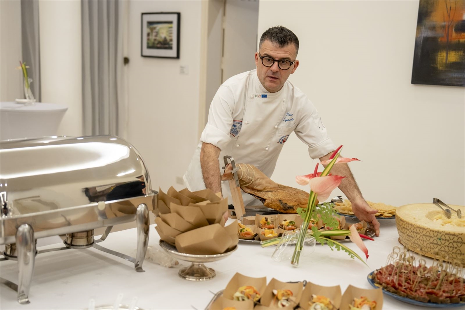 Đầu bếp Marco Squizzato, người đã có 20 năm kinh nghiệm làm bếp trưởng giới thiệu các món ăn trong Tuần lễ Ẩm thực Ý tại Việt Nam