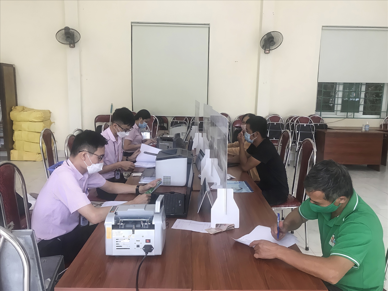 Cán bộ Phòng Giao dịch Ngân hàng Chính sách xã hội huyện Quảng Hòa làm thủ tục vay vốn cho khách hàng. Ảnh Lâm Anh
