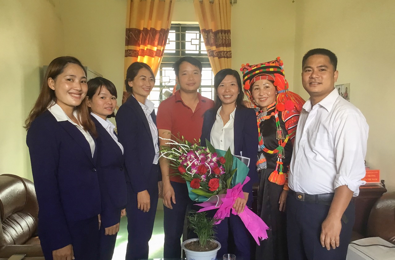 Cô giáo Nguyễn Thị Ngọc (thứ 3 từ phải sang) cùng các thầy cô và cán bộ địa phương.