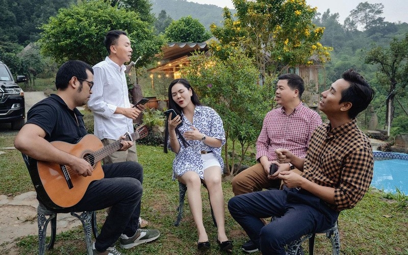 Các ca sĩ tập luyện tại trang trại nhà NSƯT Việt Hoàn