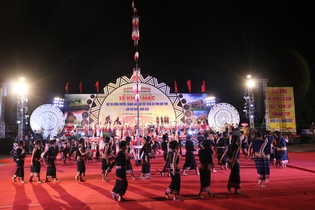 Hội thi cồng chiêng, xoang các DTTS tỉnh Kon Tum có sự tham gia 600 nghệ nhân dân tộc Ba Na, Xơ Đăng, Giẻ - Triêng, Gia Rai và Thái - Ảnh: VGP/Dương Nương