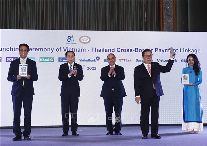 ประธานาธิบดี Nguyen Xuan Phuc และรัฐมนตรีว่าการกระทรวงการคลังของไทยเป็นสักขีพยานในการประกาศแอป Quick Response Code (QR code) เชื่อมต่อการชำระเงินสำหรับร้านค้าปลีกระหว่างเวียดนามและไทย