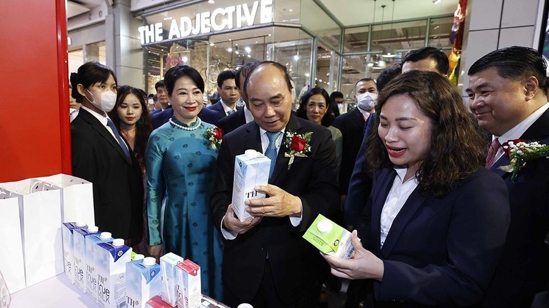 Chủ tịch nước Nguyễn Xuân Phúc thăm các gian hàng tại Tuần hàng Việt Nam tại Thái Lan (Ảnh: TTXVN)