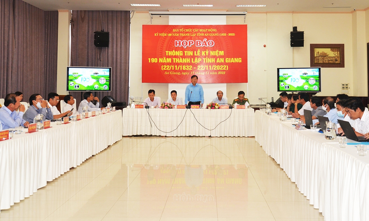 Phó Chủ tịch UBND tỉnh An Giang Trần Anh Thư trả lời báo chí tại buổi họp báo