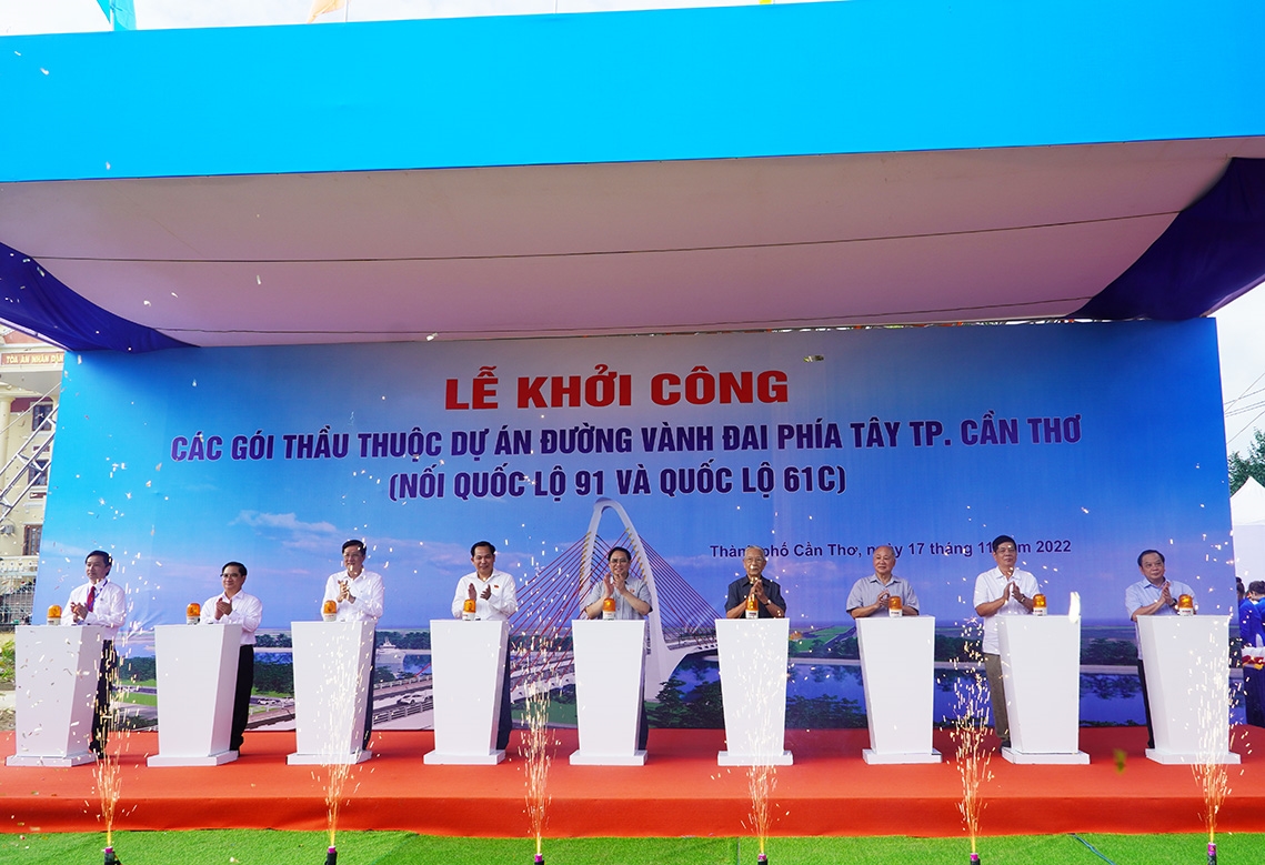 Thủ tướng Phạm Minh Chính và các đại biểu thực hiện nghi thức khởi công