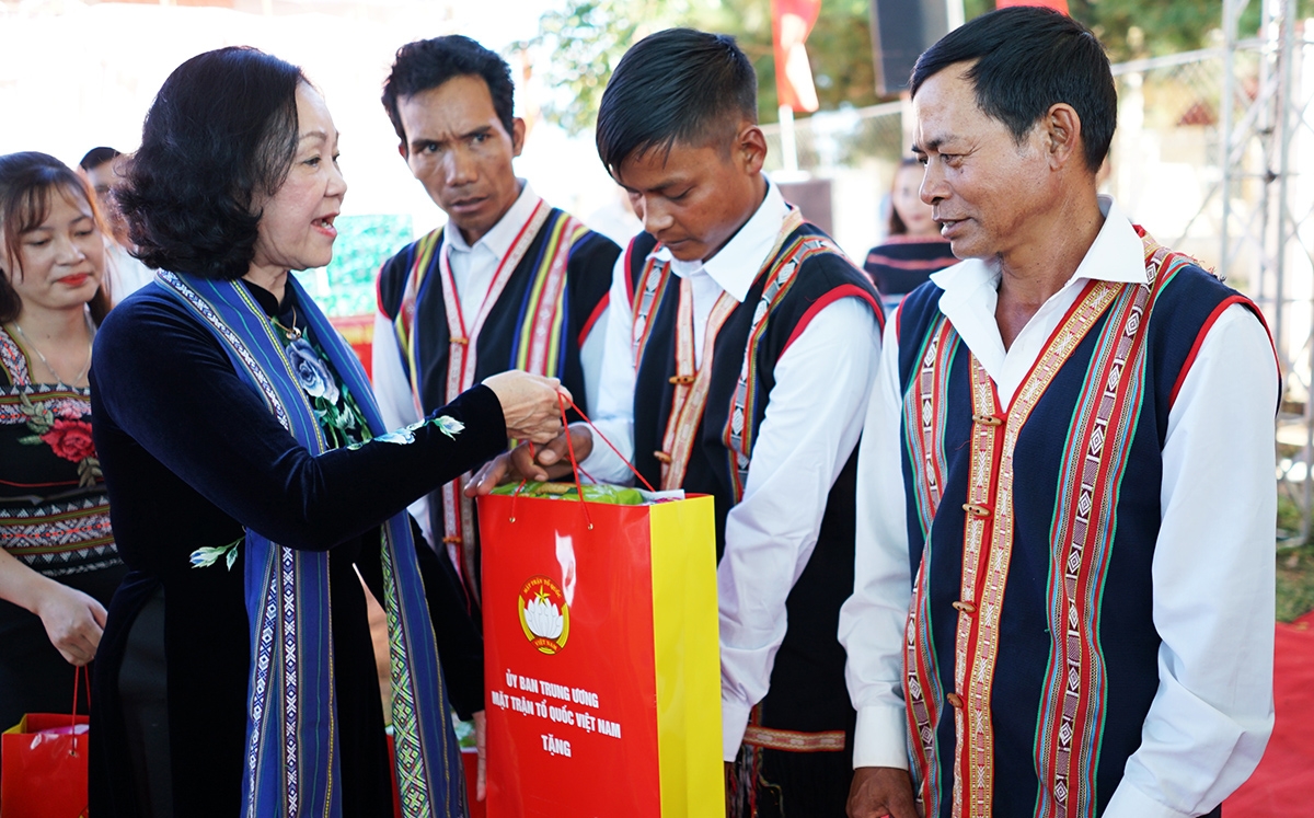 Trưởng ban Tổ chức Trung ương Trương Thị Mai và Đoàn công tác của Trung ương đã tặng nhiều phần quà ý nghĩa cho tỉnh Gia Lai và bà con làng Wâu 
