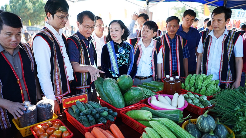 Trưởng ban Tổ chức Trung ương Trương Thị Mai và Đoàn công tác của Trung ương tham quan gian hàng nông sản của đồng bào Ba Na làng Wâu 